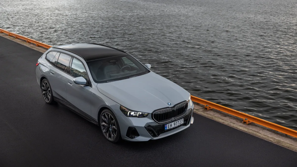 BMW i5 xDrive40 Fully Charged Touring 2